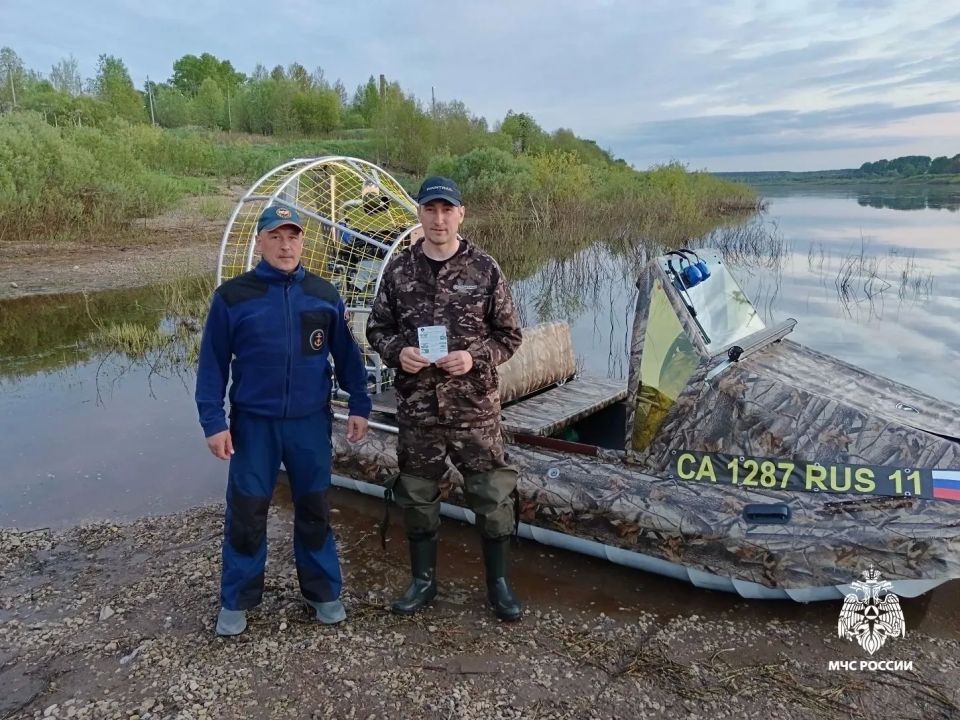 Как избежать беды на воде. В Княжпогостском районе инспекторы ГИМС МЧС России провели патрулирование на реке и напомнили судоводителям и их пассажирам правила безопасности: Как избежать беды на воде. В Княжпогостском районе инспекторы ГИМС МЧС России провели патрулирование на реке и напомнили судоводителям и их пассажирам правила безопасности: