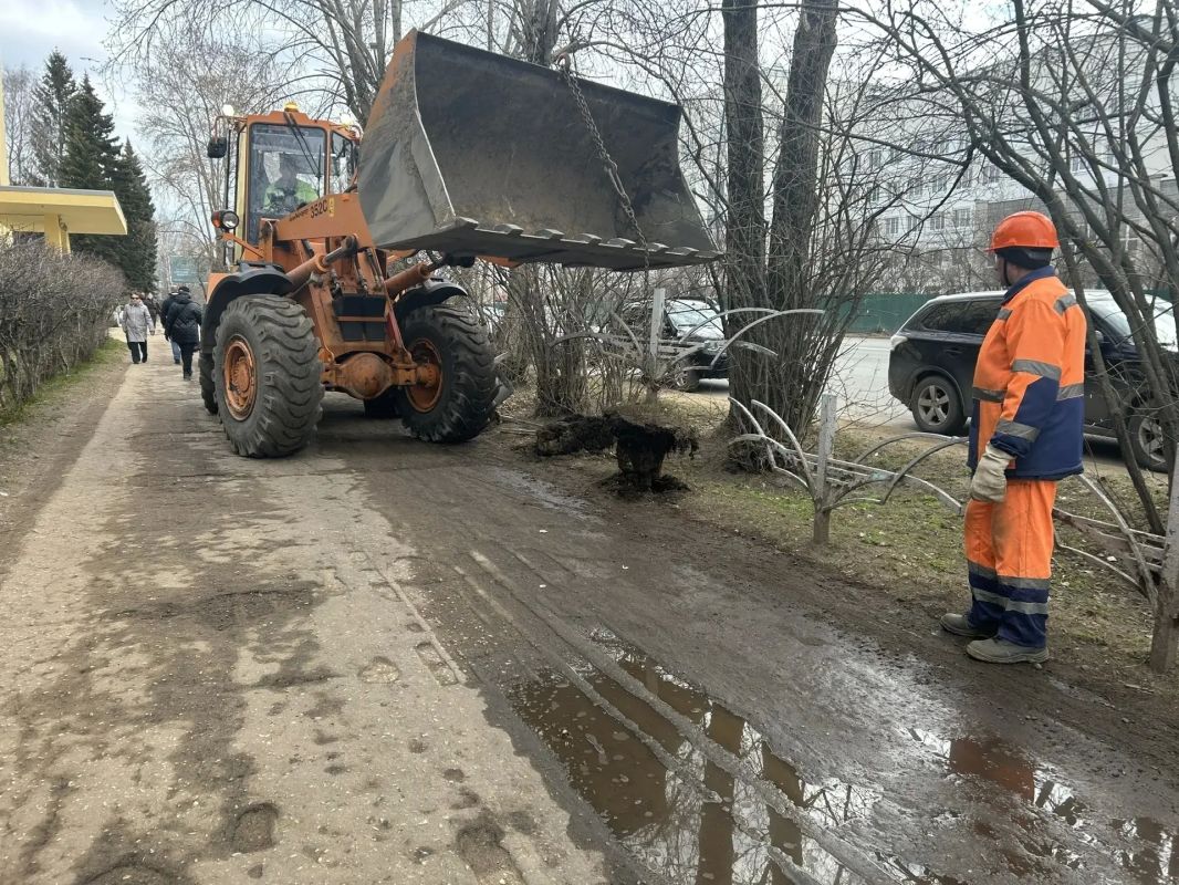 В Сыктывкаре приведут в порядок тротуар у мемориала «Вечный огонь» и Института биологии по улице Коммунистической В Сыктывкаре приведут в порядок тротуар у мемориала «Вечный огонь» и Института биологии по улице Коммунистической