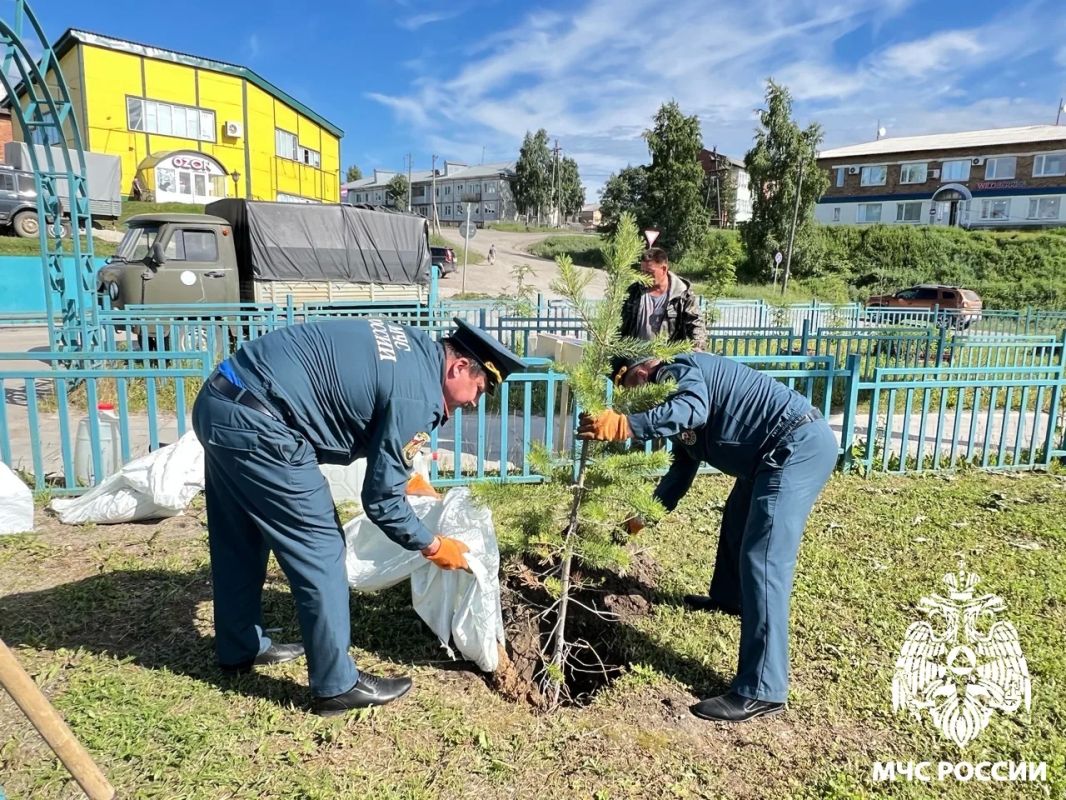 Особый подарок селу. Сотрудники пожарного надзора Усть-Цилемского района не только стоят на страже безопасности, но и делают родное село красивее и уютнее Особый подарок селу. Сотрудники пожарного надзора Усть-Цилемского района не только стоят на страже безопасности, но и делают родное село красивее и уютнее