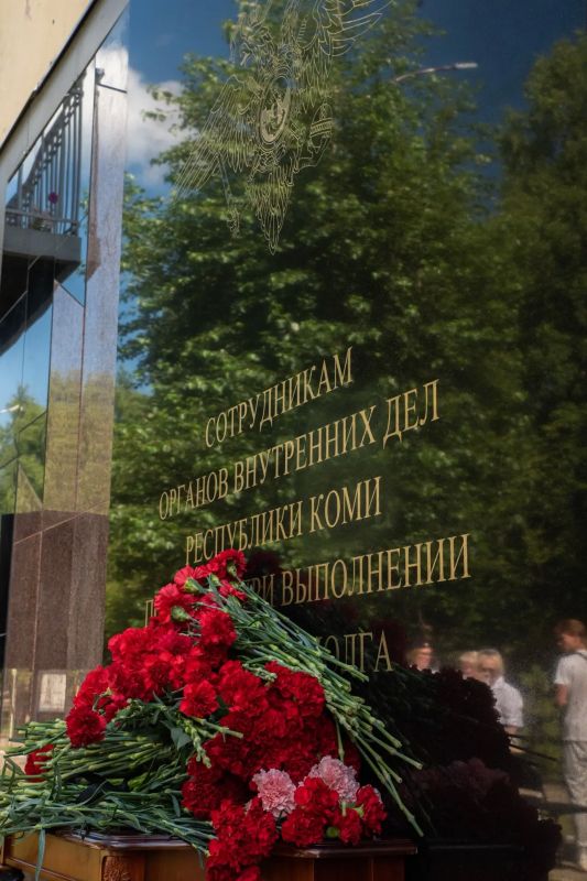 В Ухте состоялось открытие мемориального комплекса в память о погибших сотрудниках органов внутренних дел В Ухте состоялось открытие мемориального комплекса в память о погибших сотрудниках органов внутренних дел