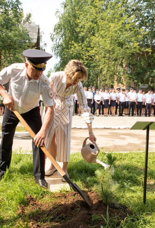 В Ухте состоялось открытие мемориального комплекса в память о погибших сотрудниках органов внутренних дел В Ухте состоялось открытие мемориального комплекса в память о погибших сотрудниках органов внутренних дел