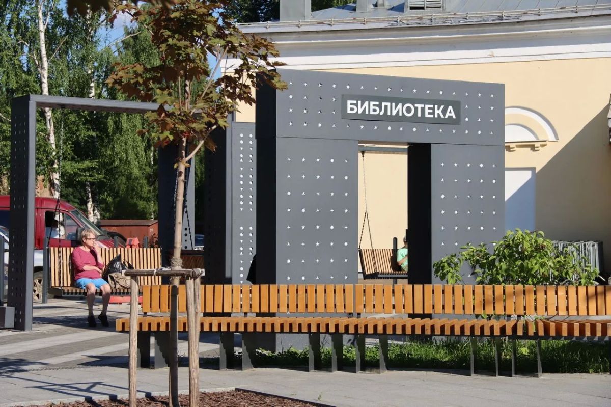 На здании Центра досуга и кино «Октябрь» установили новую неоновую вывеску На здании Центра досуга и кино «Октябрь» установили новую неоновую вывеску