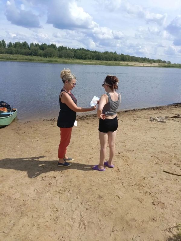 В связи с установившейся жаркой погодой все больше горожан устремляются к воде, чтобы отдохнуть, провести время и спастись от зноя В связи с установившейся жаркой погодой все больше горожан устремляются к воде, чтобы отдохнуть, провести время и спастись от зноя