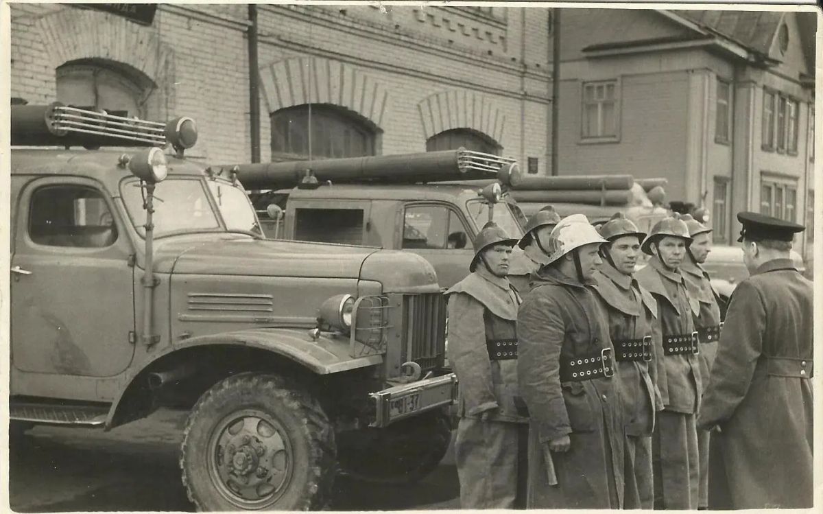 #РетроФото. На фотографии 1964 года построение караула №3 Сыктывкарской городской пожарной команды на фасаде здания Отдела пожарной охраны МООП Коми АССР (ул