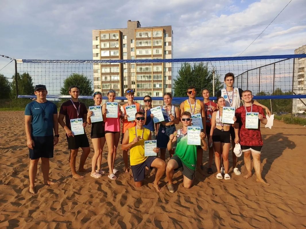 В Эжвинском районе прошли соревнования по пляжному волейболу среди дворовых команд В Эжвинском районе прошли соревнования по пляжному волейболу среди дворовых команд