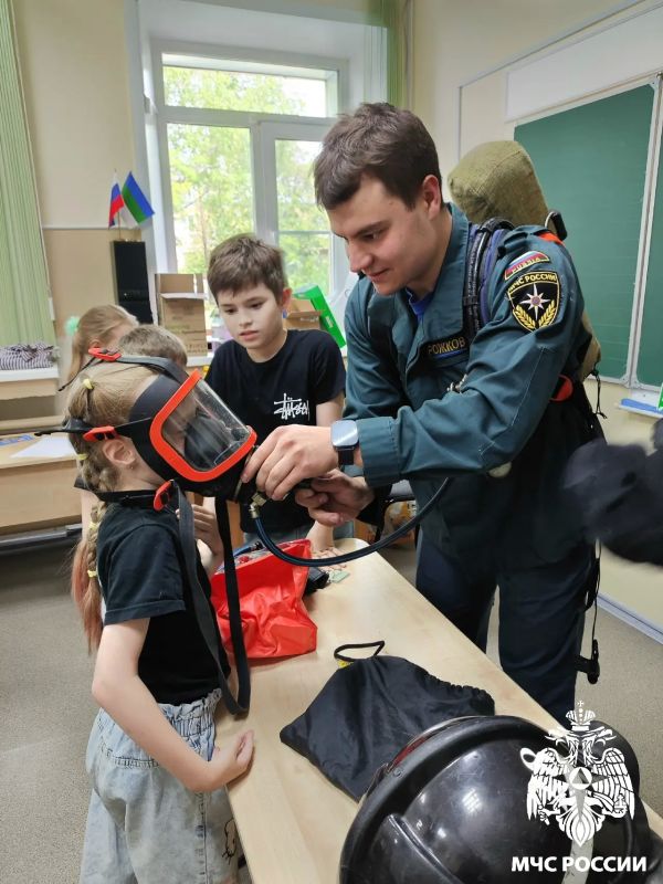 В гости к детям. Сотрудники государственного пожарного надзора Сосногорска провели учебную тренировку по эвакуации и побеседовали с детьми, посещающими детский оздоровительный лагерь на базе Гимназии при Главе муниципального... В гости к детям. Сотрудники государственного пожарного надзора Сосногорска провели учебную тренировку по эвакуации и побеседовали с детьми, посещающими детский оздоровительный лагерь на базе Гимназии при Главе муниципального...