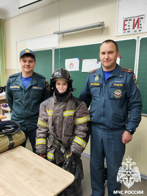 В гости к детям. Сотрудники государственного пожарного надзора Сосногорска провели учебную тренировку по эвакуации и побеседовали с детьми, посещающими детский оздоровительный лагерь на базе Гимназии при Главе муниципального... В гости к детям. Сотрудники государственного пожарного надзора Сосногорска провели учебную тренировку по эвакуации и побеседовали с детьми, посещающими детский оздоровительный лагерь на базе Гимназии при Главе муниципального...