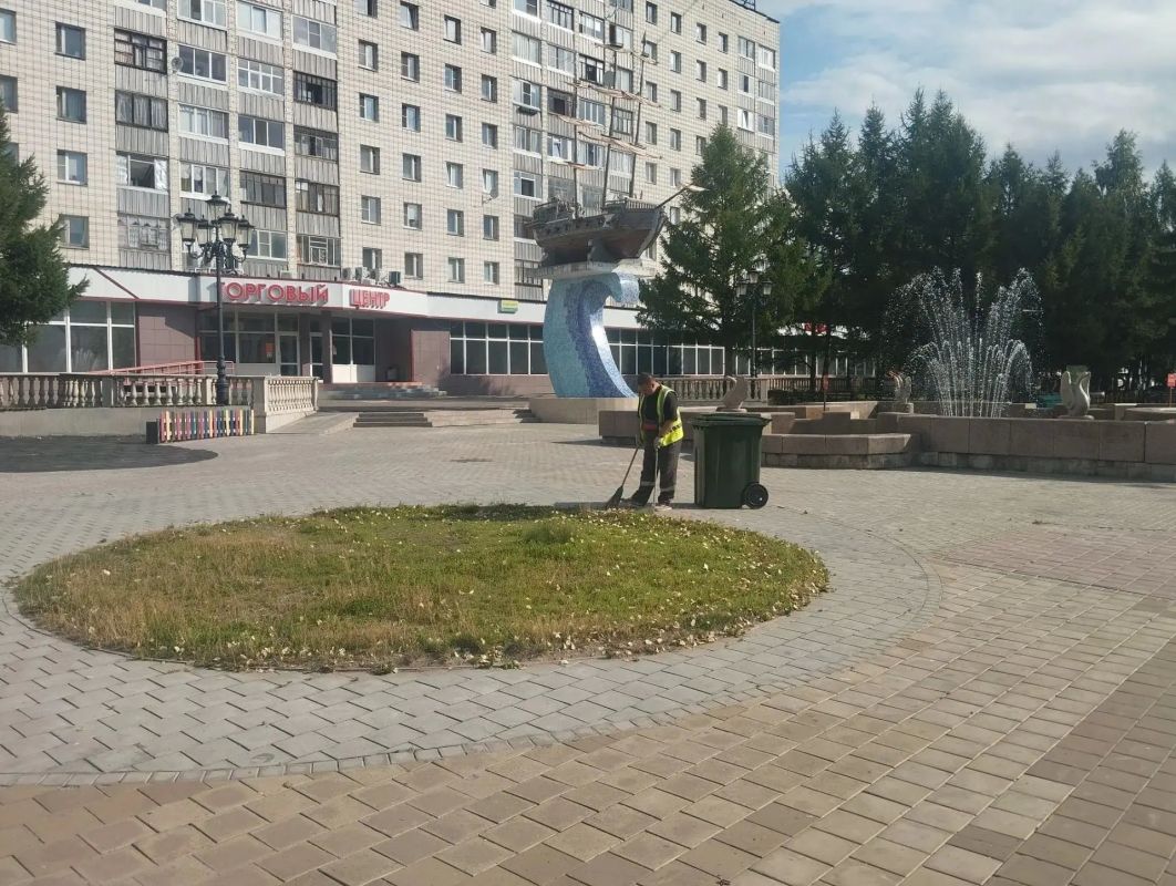 За каждым ухоженным газоном, чистой скамейкой и ровной дорогой стоит ежедневный труд людей За каждым ухоженным газоном, чистой скамейкой и ровной дорогой стоит ежедневный труд людей