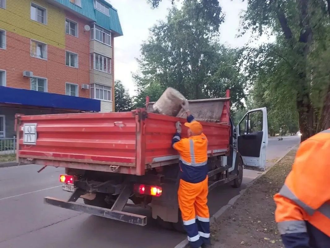 За каждым ухоженным газоном, чистой скамейкой и ровной дорогой стоит ежедневный труд людей За каждым ухоженным газоном, чистой скамейкой и ровной дорогой стоит ежедневный труд людей