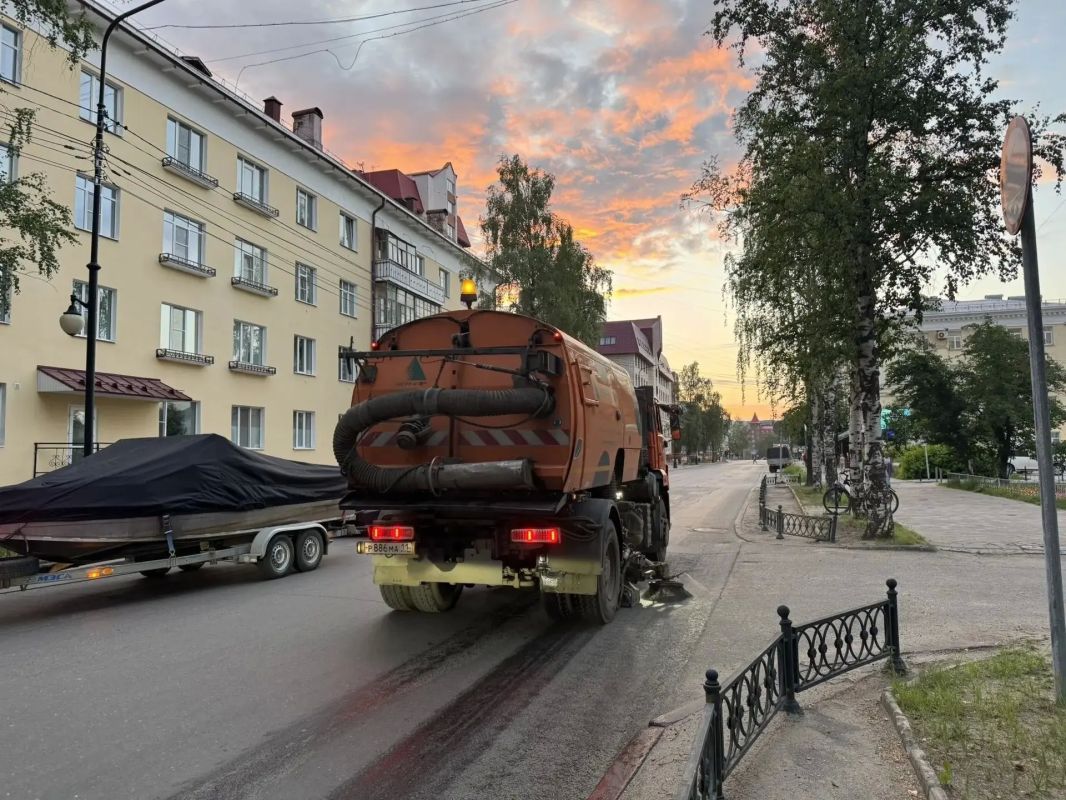 За каждым ухоженным газоном, чистой скамейкой и ровной дорогой стоит ежедневный труд людей За каждым ухоженным газоном, чистой скамейкой и ровной дорогой стоит ежедневный труд людей