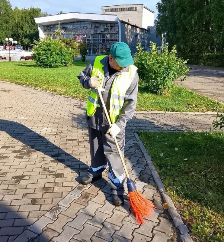 В Сыктывкаре каждый день продолжается плановая работа по благоустройству В Сыктывкаре каждый день продолжается плановая работа по благоустройству