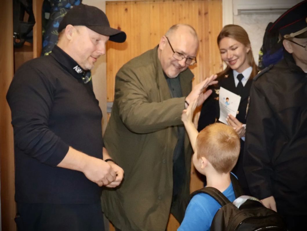 Полицейские и общественники Коми продолжают благотворительную акцию «Помоги пойти учиться» Полицейские и общественники Коми продолжают благотворительную акцию «Помоги пойти учиться»