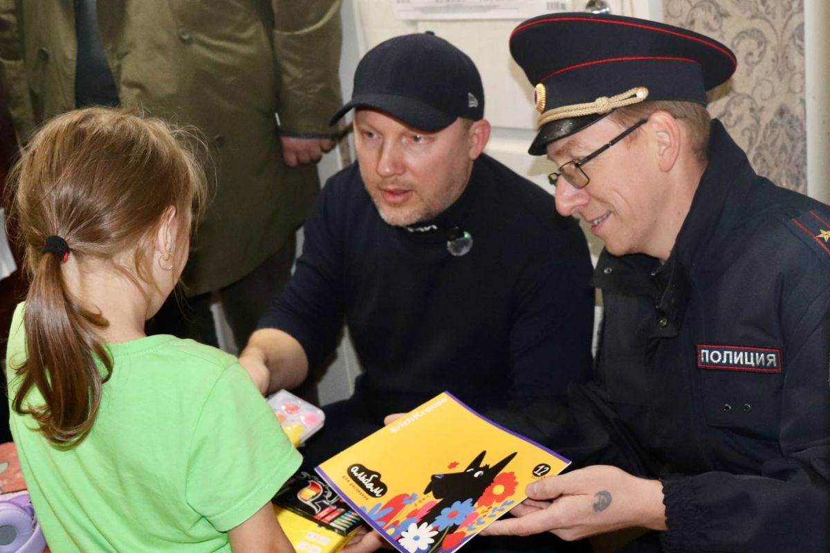 Полицейские и общественники Коми продолжают благотворительную акцию «Помоги пойти учиться» Полицейские и общественники Коми продолжают благотворительную акцию «Помоги пойти учиться»