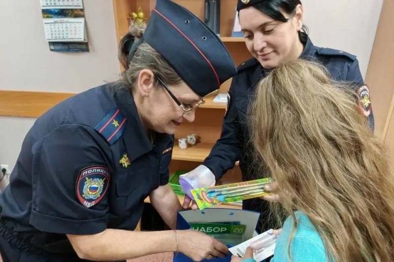 Помоги пойти учиться: в Республике Коми полицейские и общественники поздравили школьников с 1 сентября Помоги пойти учиться: в Республике Коми полицейские и общественники поздравили школьников с 1 сентября