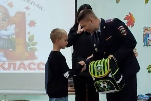 Помоги пойти учиться: в Республике Коми полицейские и общественники поздравили школьников с 1 сентября Помоги пойти учиться: в Республике Коми полицейские и общественники поздравили школьников с 1 сентября