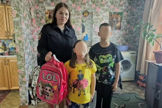 Помоги пойти учиться: в Республике Коми полицейские и общественники поздравили школьников с 1 сентября Помоги пойти учиться: в Республике Коми полицейские и общественники поздравили школьников с 1 сентября