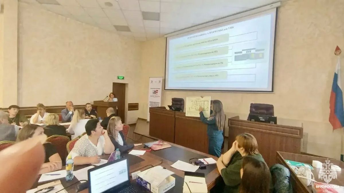 Инструктаж безопасности. Инструктаж по соблюдению правил пожарной безопасности с председателями УИК провела Гульнара Хилаутдинова, инспектор отдела надзорной деятельности и профилактической работы Ухты Инструктаж безопасности. Инструктаж по соблюдению правил пожарной безопасности с председателями УИК провела Гульнара Хилаутдинова, инспектор отдела надзорной деятельности и профилактической работы Ухты