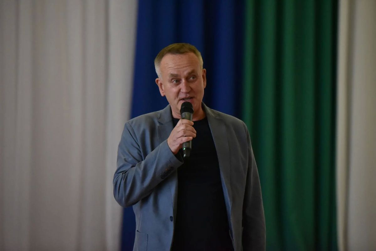 Председатель избиркома Коми Дмитрий Митюшев поздравил студентов академии госслужбы с Днем знаний и рассказал про предстоящие выборы Председатель избиркома Коми Дмитрий Митюшев поздравил студентов академии госслужбы с Днем знаний и рассказал про предстоящие выборы