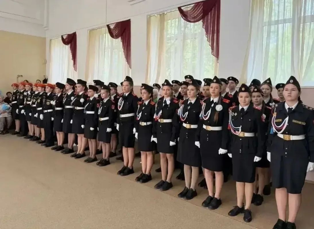 С Днём знаний, кадеты!. . Сегодня сотрудники полиции по доброй традиции поздравили свои подшефные кадетские классы с началом нового учебного года С Днём знаний, кадеты!. . Сегодня сотрудники полиции по доброй традиции поздравили свои подшефные кадетские классы с началом нового учебного года
