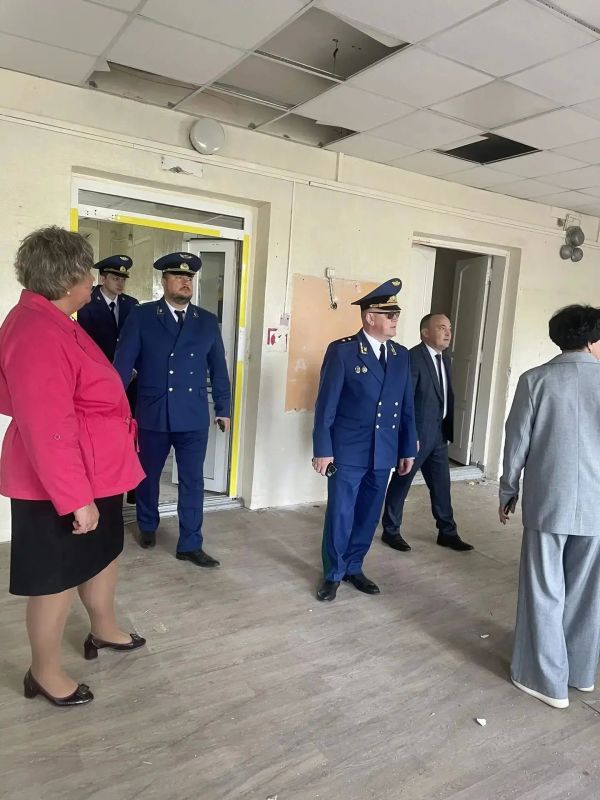 Прокурор Республики Коми Николай Егоров совместно с прокурором Сыктывдинского района Дмитрием Бабаком, министром образования и науки Республики Коми Олегом Холоповым и представителями местной администрации посетили МБОУ... Прокурор Республики Коми Николай Егоров совместно с прокурором Сыктывдинского района Дмитрием Бабаком, министром образования и науки Республики Коми Олегом Холоповым и представителями местной администрации посетили МБОУ...