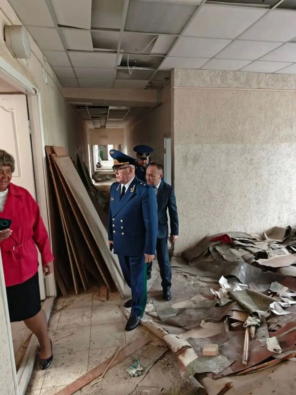 Прокурор Республики Коми Николай Егоров совместно с прокурором Сыктывдинского района Дмитрием Бабаком, министром образования и науки Республики Коми Олегом Холоповым и представителями местной администрации посетили МБОУ... Прокурор Республики Коми Николай Егоров совместно с прокурором Сыктывдинского района Дмитрием Бабаком, министром образования и науки Республики Коми Олегом Холоповым и представителями местной администрации посетили МБОУ...