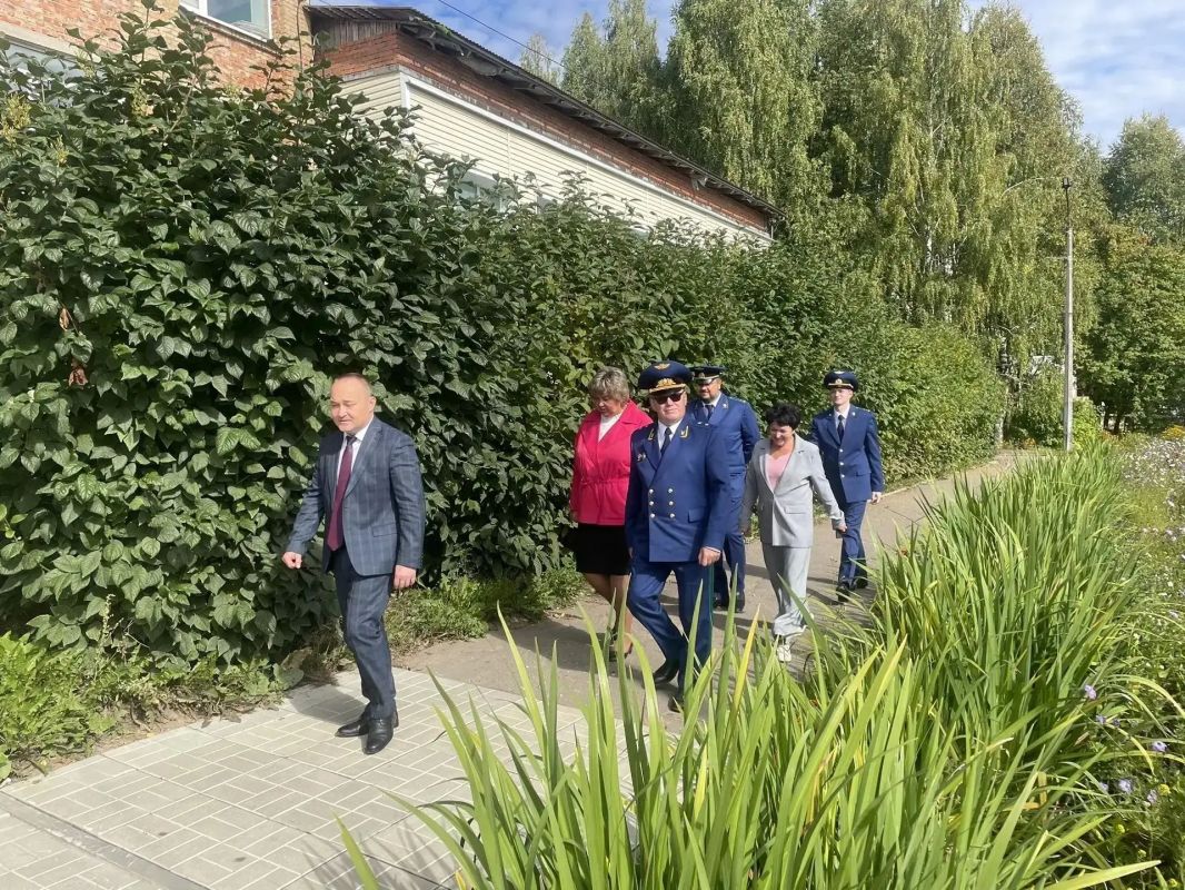 Прокурор Республики Коми Николай Егоров совместно с прокурором Сыктывдинского района Дмитрием Бабаком, министром образования и науки Республики Коми Олегом Холоповым и представителями местной администрации посетили МБОУ... Прокурор Республики Коми Николай Егоров совместно с прокурором Сыктывдинского района Дмитрием Бабаком, министром образования и науки Республики Коми Олегом Холоповым и представителями местной администрации посетили МБОУ...