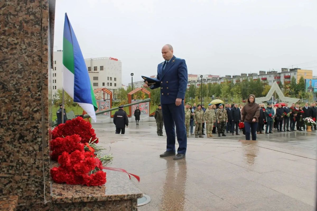 В соответствии с Федеральным законом от 21 июля 2005 года № 98-ФЗ 3 сентября объявлен Днем солидарности в борьбе с терроризмом В соответствии с Федеральным законом от 21 июля 2005 года № 98-ФЗ 3 сентября объявлен Днем солидарности в борьбе с терроризмом