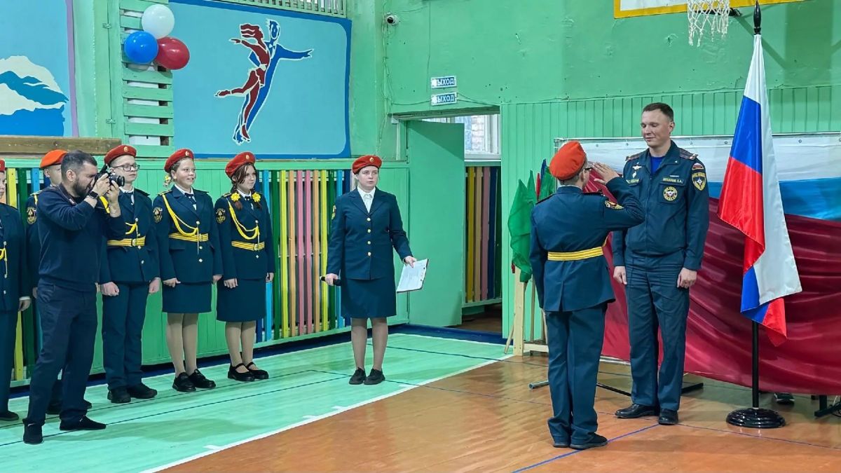 В едином строю МЧС России. В 11-й школе Сыктывкара состоялось одно из самых значимых событий учебного года — торжественная церемония присвоения кадетам званий и знаков отличия В едином строю МЧС России. В 11-й школе Сыктывкара состоялось одно из самых значимых событий учебного года — торжественная церемония присвоения кадетам званий и знаков отличия