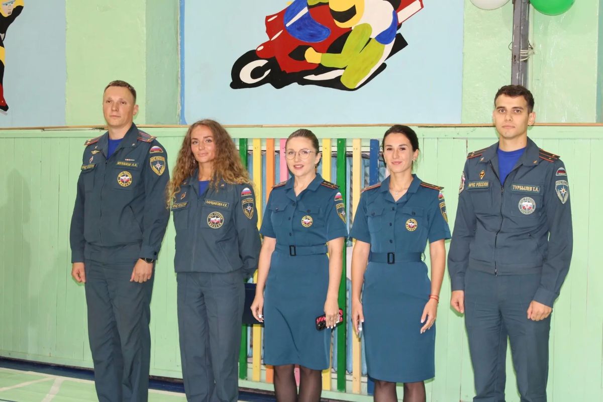 В едином строю МЧС России. В 11-й школе Сыктывкара состоялось одно из самых значимых событий учебного года — торжественная церемония присвоения кадетам званий и знаков отличия В едином строю МЧС России. В 11-й школе Сыктывкара состоялось одно из самых значимых событий учебного года — торжественная церемония присвоения кадетам званий и знаков отличия