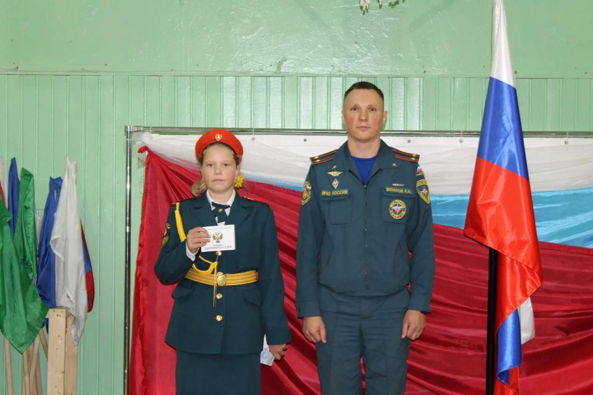 В едином строю МЧС России. В 11-й школе Сыктывкара состоялось одно из самых значимых событий учебного года — торжественная церемония присвоения кадетам званий и знаков отличия В едином строю МЧС России. В 11-й школе Сыктывкара состоялось одно из самых значимых событий учебного года — торжественная церемония присвоения кадетам званий и знаков отличия