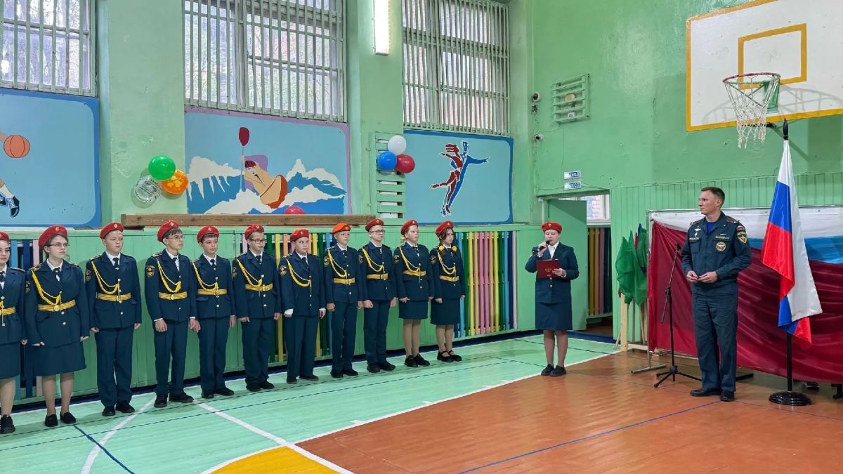 В едином строю МЧС России. В 11-й школе Сыктывкара состоялось одно из самых значимых событий учебного года — торжественная церемония присвоения кадетам званий и знаков отличия В едином строю МЧС России. В 11-й школе Сыктывкара состоялось одно из самых значимых событий учебного года — торжественная церемония присвоения кадетам званий и знаков отличия