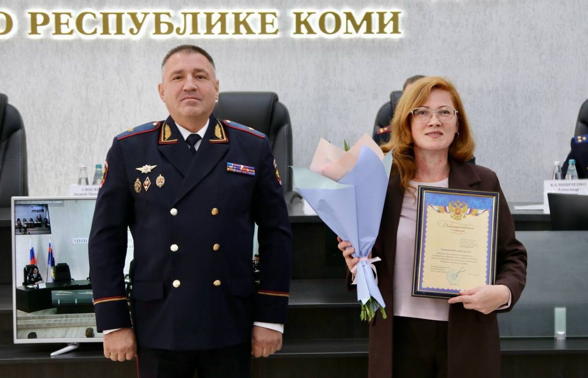 Андрей Сицский вручил погоны полицейским и поблагодарил работников банков за помощь в борьбе с мошенниками Андрей Сицский вручил погоны полицейским и поблагодарил работников банков за помощь в борьбе с мошенниками