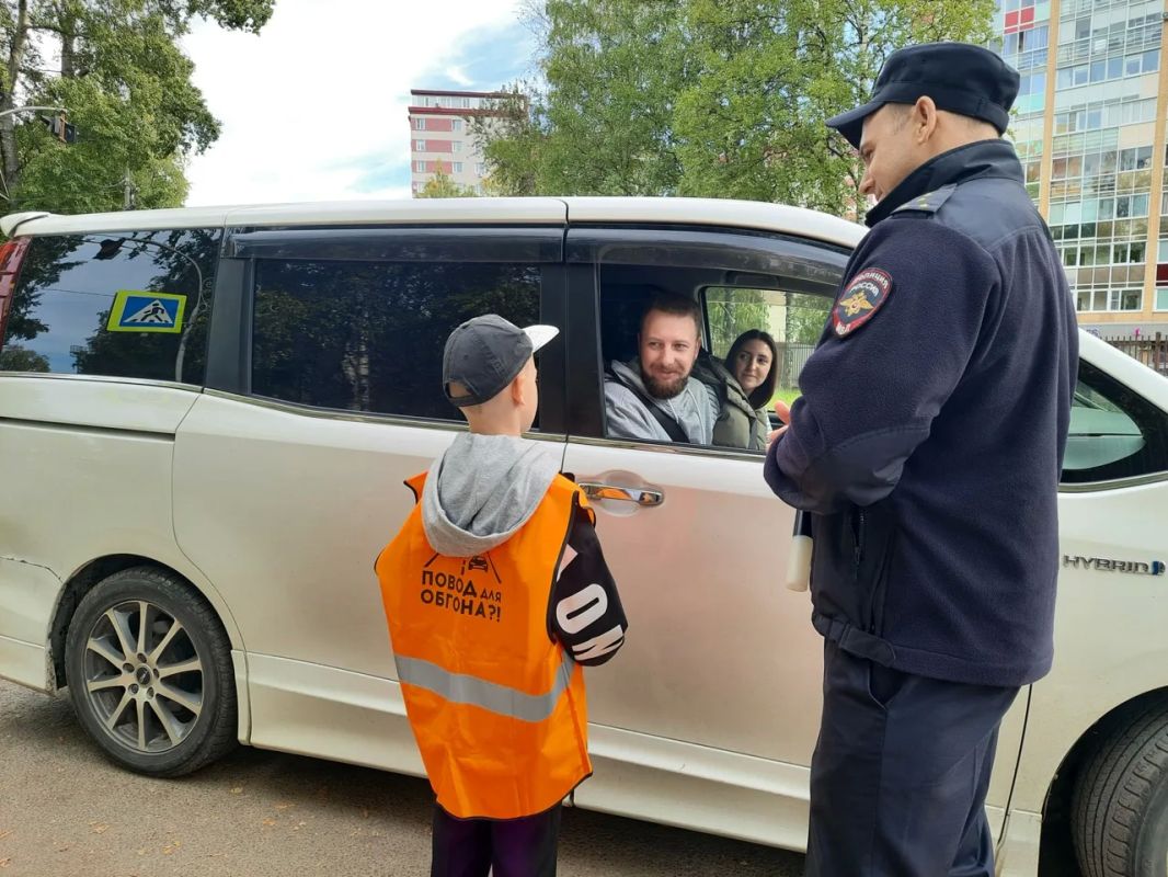 В Сыктывкаре сотрудники Госавтоинспекции и школьники призвали водителей к безопасности на дорогах В Сыктывкаре сотрудники Госавтоинспекции и школьники призвали водителей к безопасности на дорогах