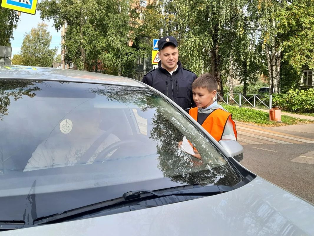 В Сыктывкаре сотрудники Госавтоинспекции и школьники призвали водителей к безопасности на дорогах В Сыктывкаре сотрудники Госавтоинспекции и школьники призвали водителей к безопасности на дорогах