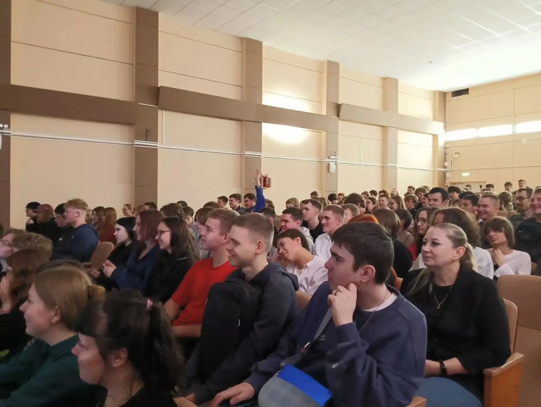 Руководитель аппарата Избирательной комиссии Республики Коми Наталия Макарова встретилась со студентами и преподавателями Сыктывкарского лесопромышленного техникума Руководитель аппарата Избирательной комиссии Республики Коми Наталия Макарова встретилась со студентами и преподавателями Сыктывкарского лесопромышленного техникума