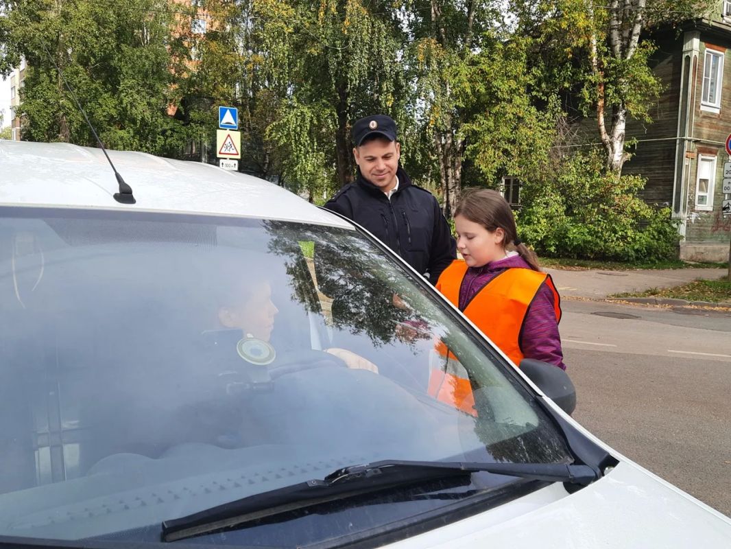 В Сыктывкаре сотрудники Госавтоинспекции и школьники призвали водителей к безопасности на дорогах В Сыктывкаре сотрудники Госавтоинспекции и школьники призвали водителей к безопасности на дорогах