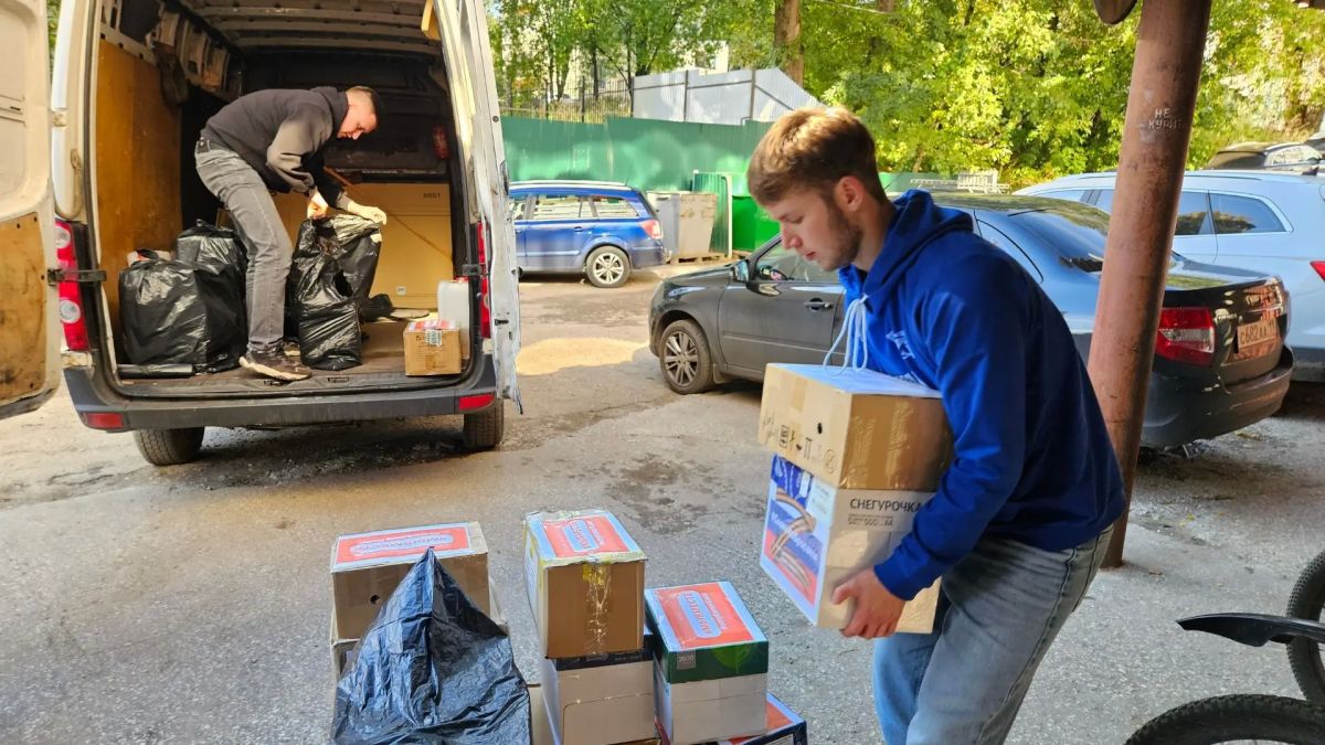 37 школьных наборов из Сыктывкара отправились в подшефный город Ровеньки 37 школьных наборов из Сыктывкара отправились в подшефный город Ровеньки