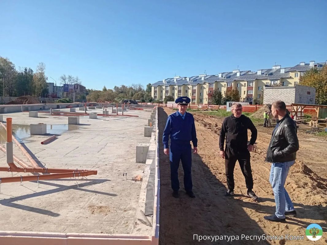 Прокурор г. Сыктывкара Павел Якимов в рамках надзорного сопровождения проверил ход строительства ряда социально значимых объектов Прокурор г. Сыктывкара Павел Якимов в рамках надзорного сопровождения проверил ход строительства ряда социально значимых объектов