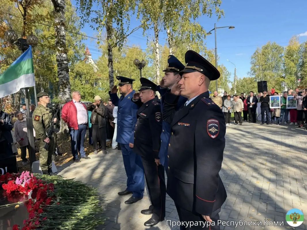 Прокурор Сыктывдинского района Дмитрий Бабак и его заместитель Евгений Лобачев приняли участие в торжественном открытии мемориала «Быть воином, жить вечно», посвящённого участникам СВО Прокурор Сыктывдинского района Дмитрий Бабак и его заместитель Евгений Лобачев приняли участие в торжественном открытии мемориала «Быть воином, жить вечно», посвящённого участникам СВО