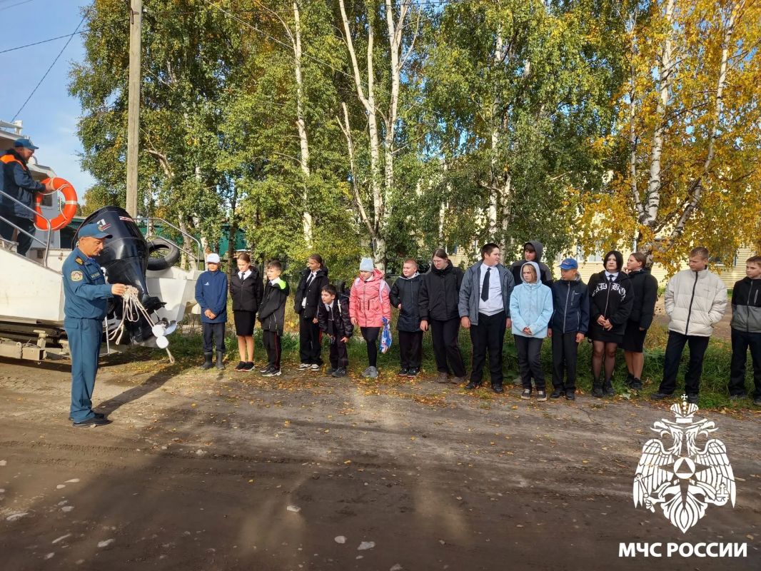 Вот это техника!. Кто же из ребят не мечтает посидеть за рулём настоящего спасательного катера? Мечты учеников Усть-Цилемской кадетской школы сбылись! Сотрудники МЧС России показали ребятам свой патрульный транспорт Вот это техника!. Кто же из ребят не мечтает посидеть за рулём настоящего спасательного катера? Мечты учеников Усть-Цилемской кадетской школы сбылись! Сотрудники МЧС России показали ребятам свой патрульный транспорт