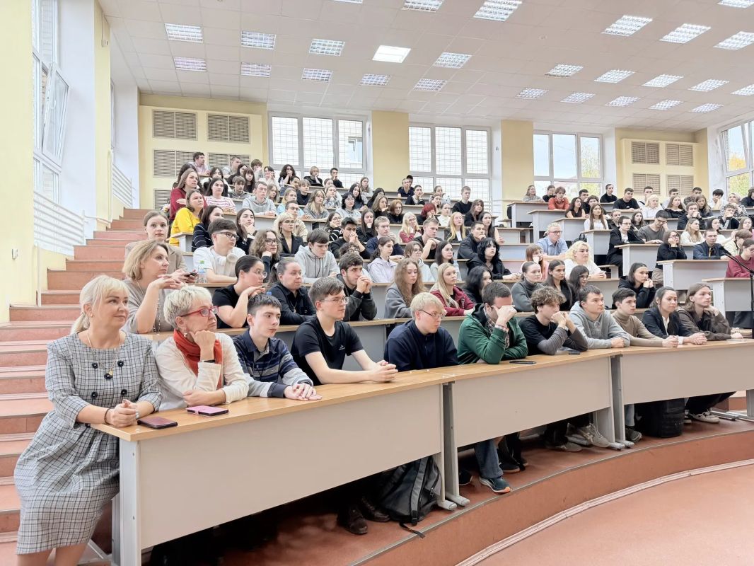Максим Мартышин: В Сыктывкарском государственном университете им. Питирима Сорокина провёл открытый диалог «Будущее моего города» со студентами третьих курсов Максим Мартышин: В Сыктывкарском государственном университете им. Питирима Сорокина провёл открытый диалог «Будущее моего города» со студентами третьих курсов