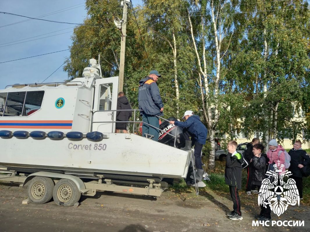 Вот это техника!. Кто же из ребят не мечтает посидеть за рулём настоящего спасательного катера? Мечты учеников Усть-Цилемской кадетской школы сбылись! Сотрудники МЧС России показали ребятам свой патрульный транспорт Вот это техника!. Кто же из ребят не мечтает посидеть за рулём настоящего спасательного катера? Мечты учеников Усть-Цилемской кадетской школы сбылись! Сотрудники МЧС России показали ребятам свой патрульный транспорт