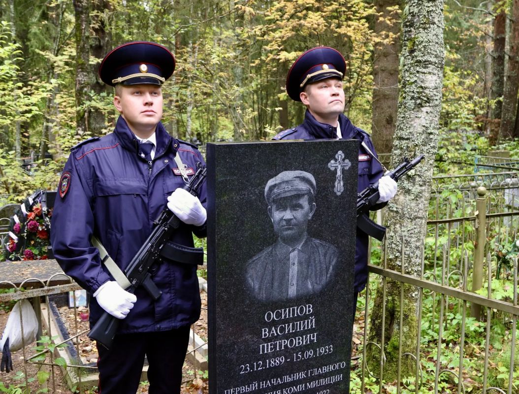 В Сыктывкаре почтили память первого начальника Коми милиции и обустроили место его захоронения В Сыктывкаре почтили память первого начальника Коми милиции и обустроили место его захоронения