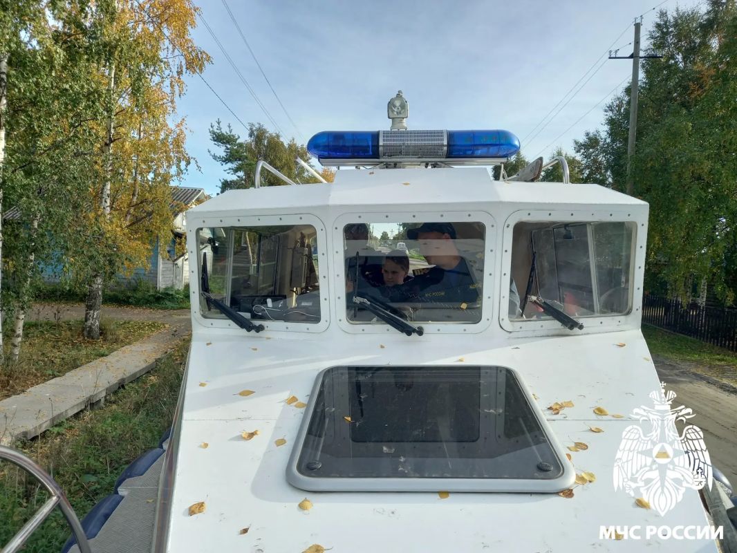 Вот это техника!. Кто же из ребят не мечтает посидеть за рулём настоящего спасательного катера? Мечты учеников Усть-Цилемской кадетской школы сбылись! Сотрудники МЧС России показали ребятам свой патрульный транспорт Вот это техника!. Кто же из ребят не мечтает посидеть за рулём настоящего спасательного катера? Мечты учеников Усть-Цилемской кадетской школы сбылись! Сотрудники МЧС России показали ребятам свой патрульный транспорт