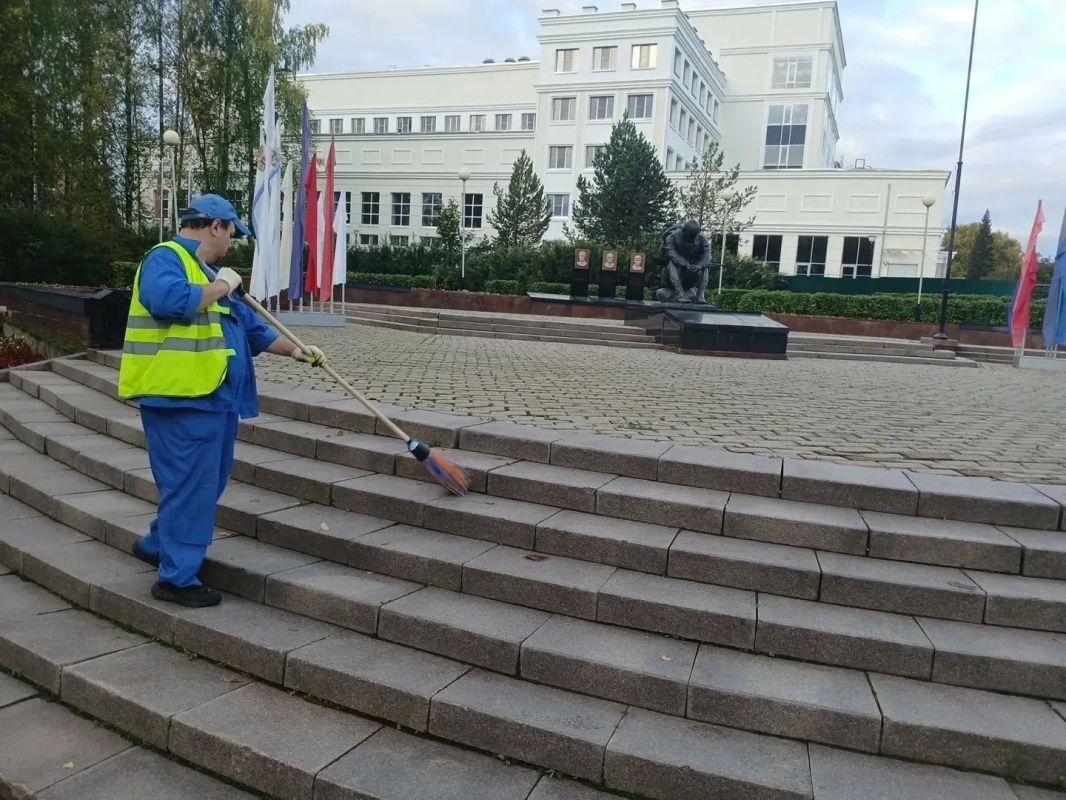 Максим Мартышин: Наши коммунальщики продолжают ежедневную работу по поддержанию порядка в нашем городе Максим Мартышин: Наши коммунальщики продолжают ежедневную работу по поддержанию порядка в нашем городе