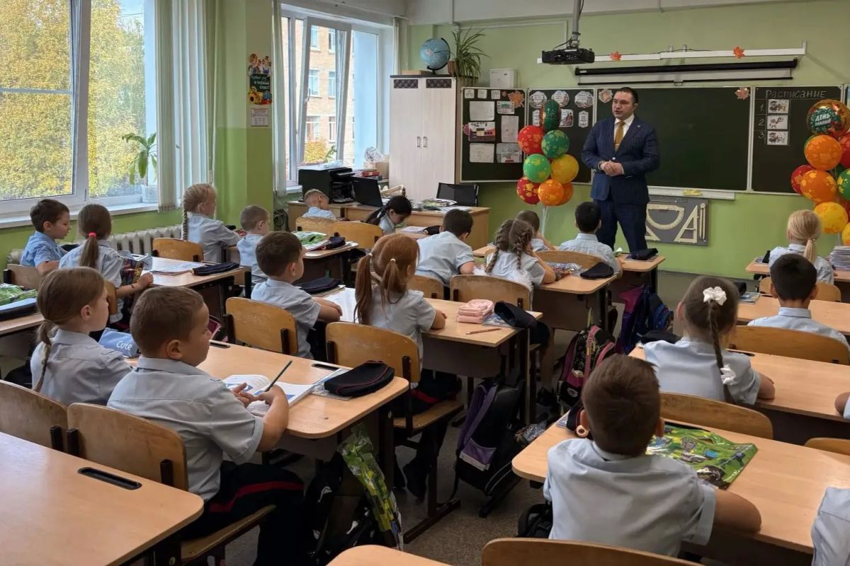 Первое знакомство: полицейские посетили подшефный кадетский класс в сыктывкарской школе № 18 Первое знакомство: полицейские посетили подшефный кадетский класс в сыктывкарской школе № 18