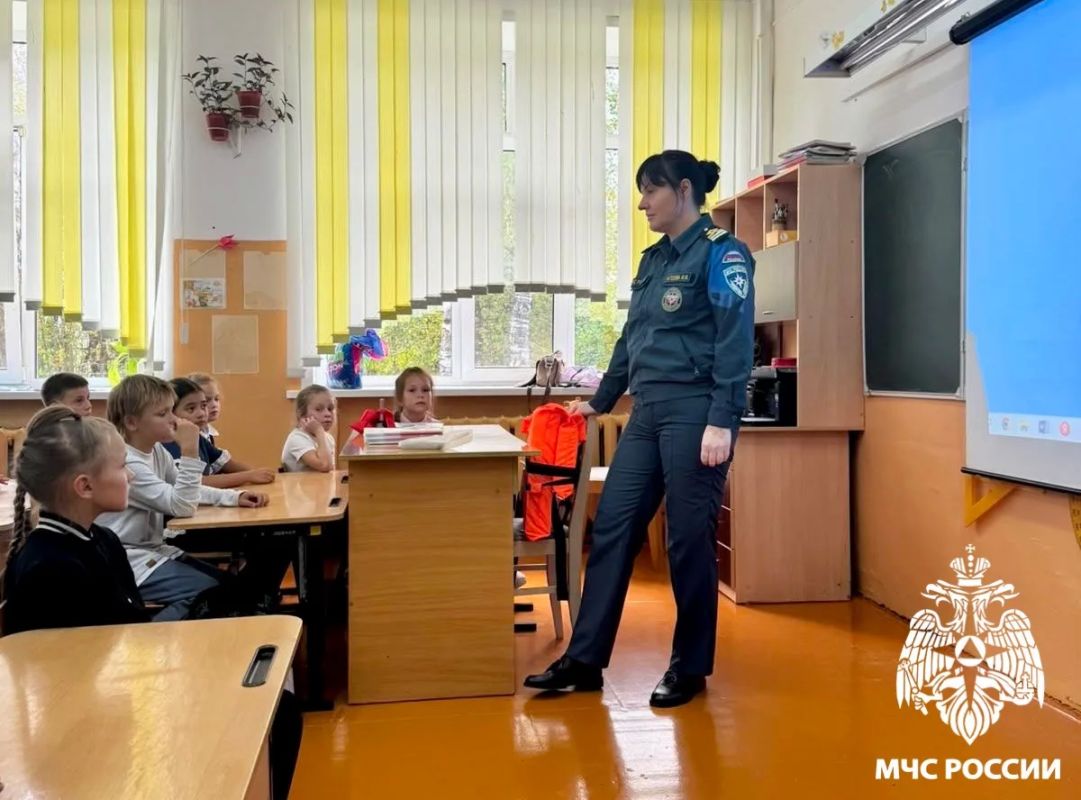 Важно знать и соблюдать. Инспектор Государственной инспекции по маломерным судам Ирина Агеева встретилась с учащимися школы №2 в Выльгорте Важно знать и соблюдать. Инспектор Государственной инспекции по маломерным судам Ирина Агеева встретилась с учащимися школы №2 в Выльгорте