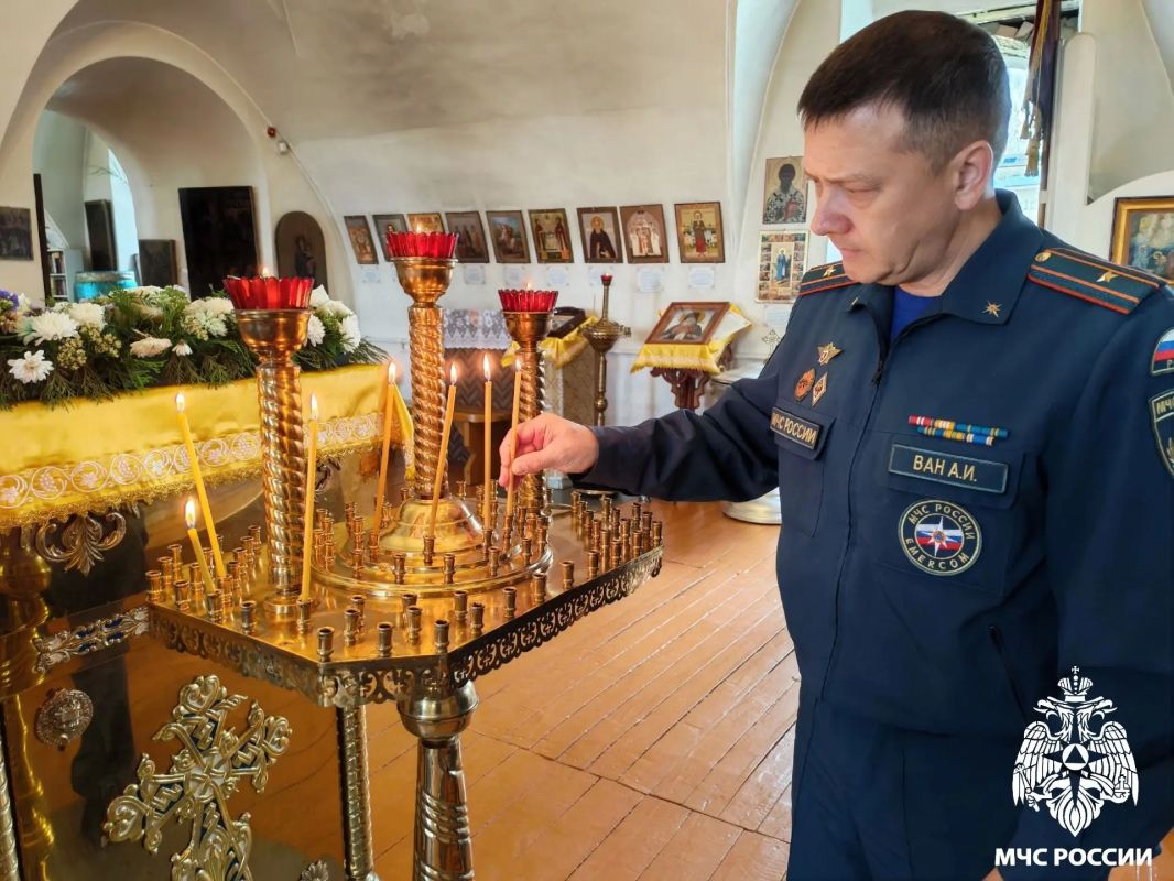 Чтим всем гарнизоном. Пожарные и спасатели со всей Республики Коми присоединились к светлому православному празднику Дня иконы Божией Матери «Неопалимая Купина» Чтим всем гарнизоном. Пожарные и спасатели со всей Республики Коми присоединились к светлому православному празднику Дня иконы Божией Матери «Неопалимая Купина»