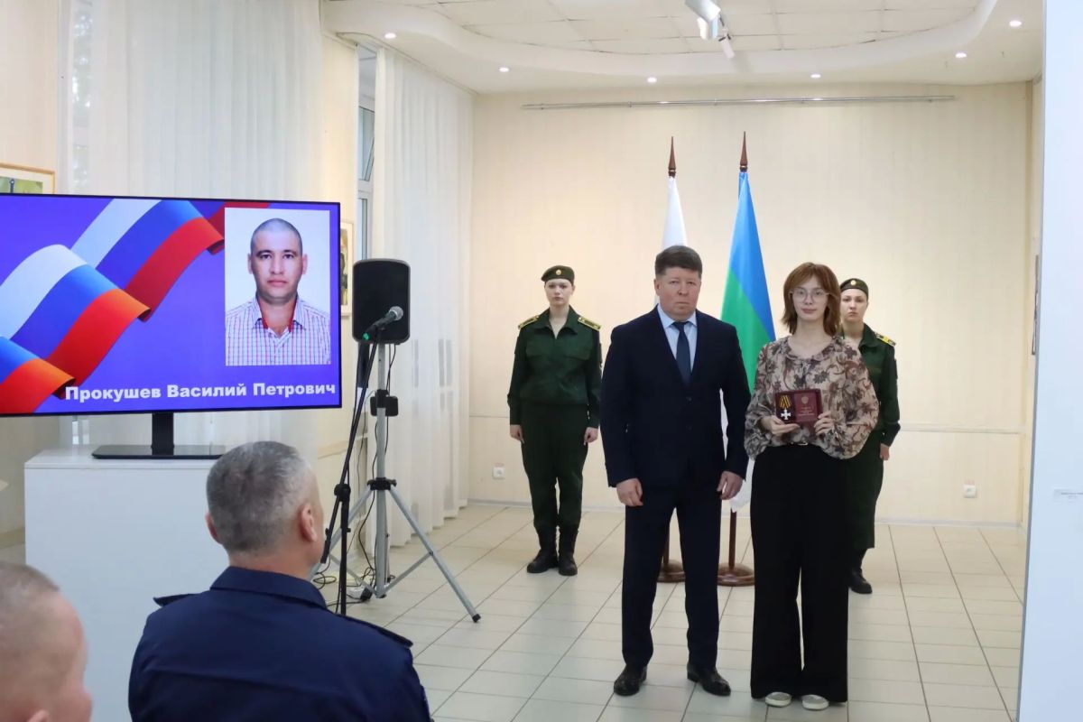 В Сыктывкаре прошла церемония передачи государственных наград семьям героев, погибших в ходе специальной военной операции В Сыктывкаре прошла церемония передачи государственных наград семьям героев, погибших в ходе специальной военной операции