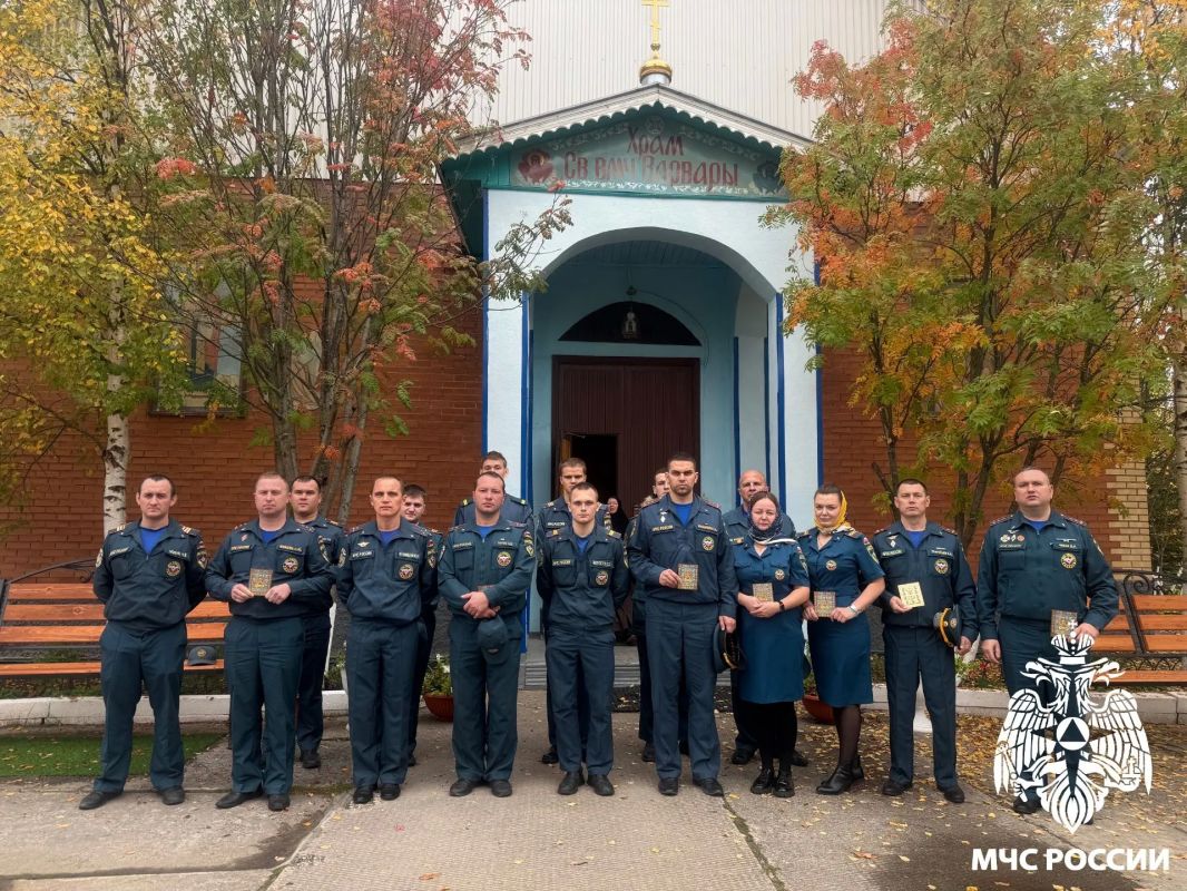 Чтим всем гарнизоном. Пожарные и спасатели со всей Республики Коми присоединились к светлому православному празднику Дня иконы Божией Матери «Неопалимая Купина» Чтим всем гарнизоном. Пожарные и спасатели со всей Республики Коми присоединились к светлому православному празднику Дня иконы Божией Матери «Неопалимая Купина»